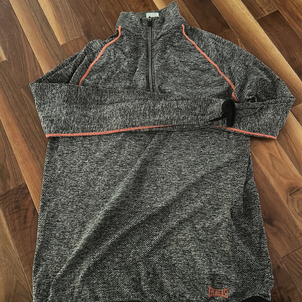 Size small everlast athletic top !